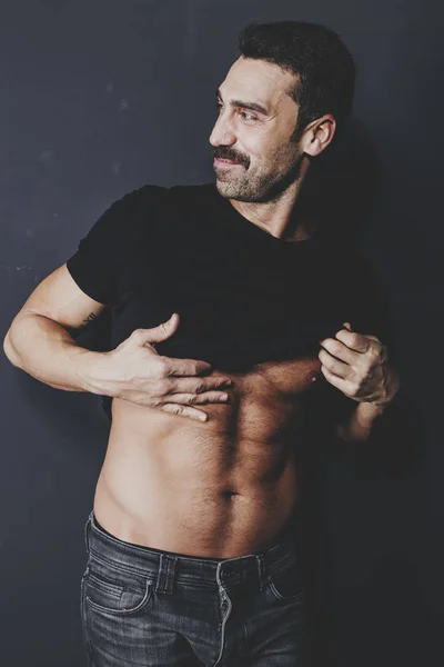 Joven hombre guapo con barba y bigote estudio retrato —  Fotos de Stock