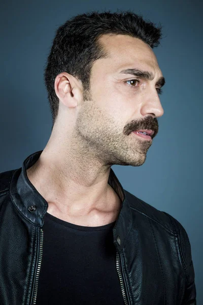 Joven hombre guapo con barba y bigote estudio retrato — Foto de Stock