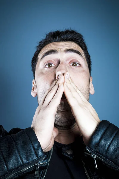 Jovem homem bonito espirrando — Fotografia de Stock