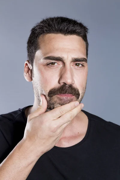 Jeune homme beau avec barbe et moustache portrait studio — Photo