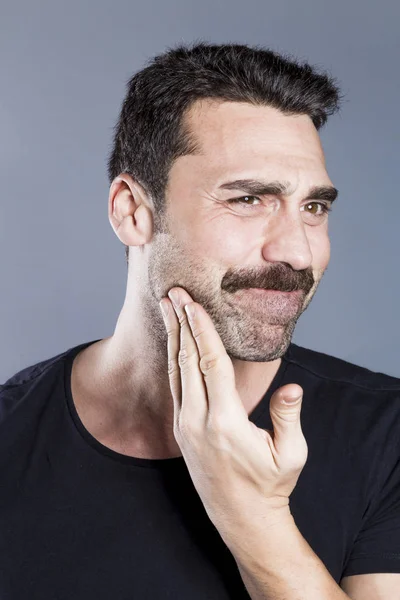 Jeune homme beau avec barbe et moustache portrait studio — Photo