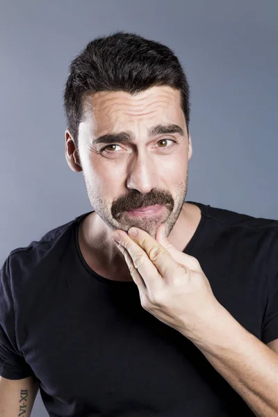 Jovem homem bonito com barba e bigode retrato estúdio — Fotografia de Stock