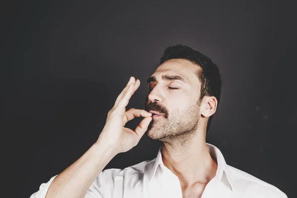 Jovem homem bonito com barba e bigode retrato estúdio — Fotografia de Stock