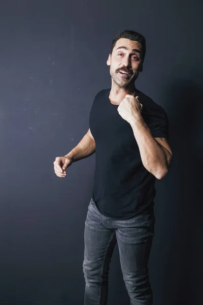 Jovem homem bonito com barba e bigode retrato estúdio — Fotografia de Stock