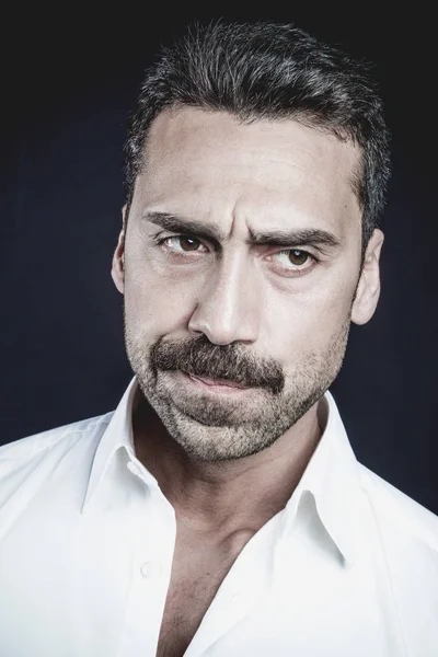 Joven hombre guapo con barba y bigote estudio retrato — Foto de Stock