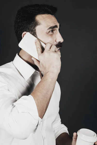 Jovem homem bonito com barba e bigode retrato estúdio — Fotografia de Stock