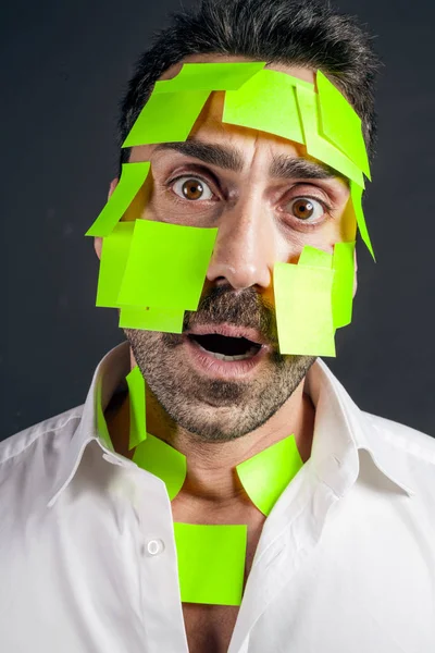 Jeune homme beau avec des notes collantes sur le visage — Photo