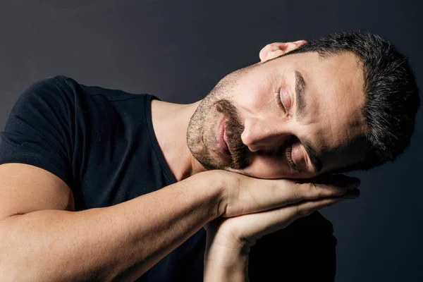 Sleepy man studio portret — Stockfoto