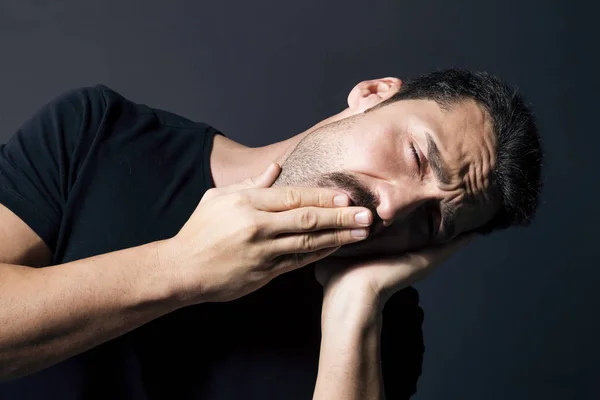 Sleepy man studio portret — Stockfoto