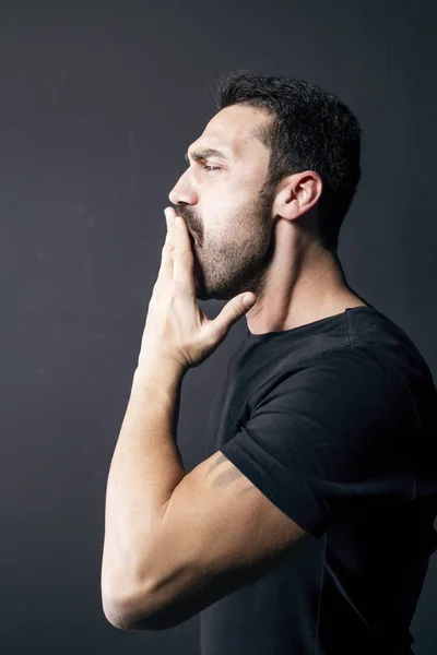 Sonolento homem estúdio retrato — Fotografia de Stock