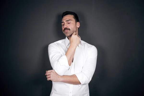 Joven hombre guapo con barba y bigote estudio retrato — Foto de Stock