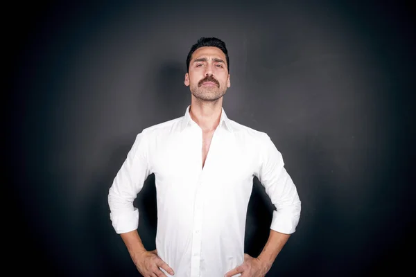 Joven hombre guapo con barba y bigote estudio retrato — Foto de Stock