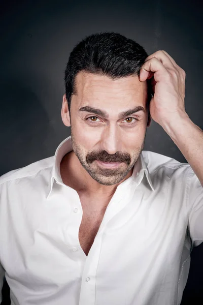 Jovem homem bonito com barba e bigode retrato estúdio — Fotografia de Stock