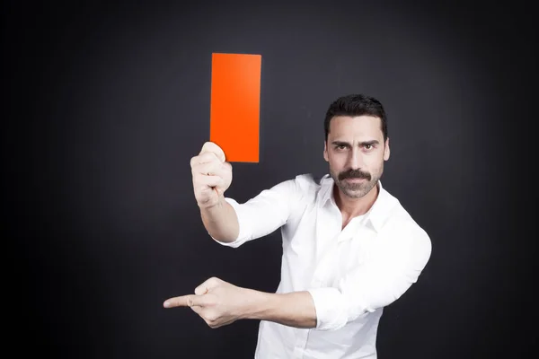 Jonge man in een wit overhemd een boekje lezen — Stockfoto