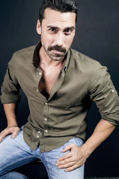 Jovem homem bonito com barba e bigode retrato estúdio — Fotografia de Stock