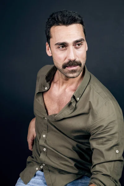 Joven hombre guapo con barba y bigote estudio retrato —  Fotos de Stock