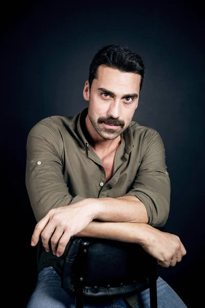 Joven hombre guapo con barba y bigote estudio retrato — Foto de Stock