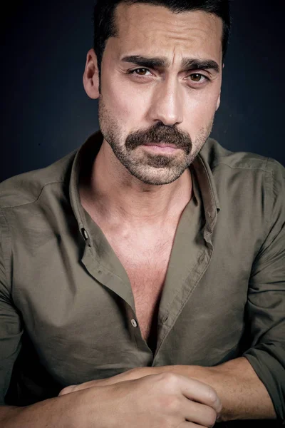 Jeune homme beau avec barbe et moustache portrait studio — Photo