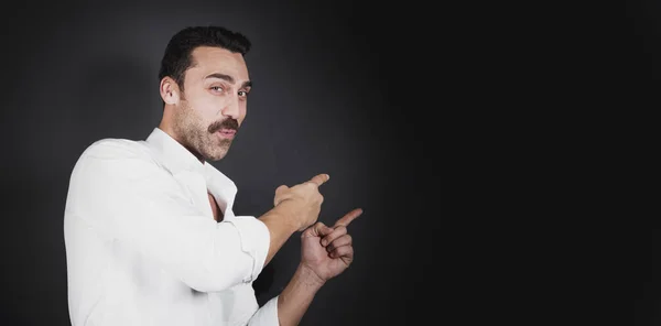 Jovem homem bonito com barba e bigode retrato estúdio — Fotografia de Stock