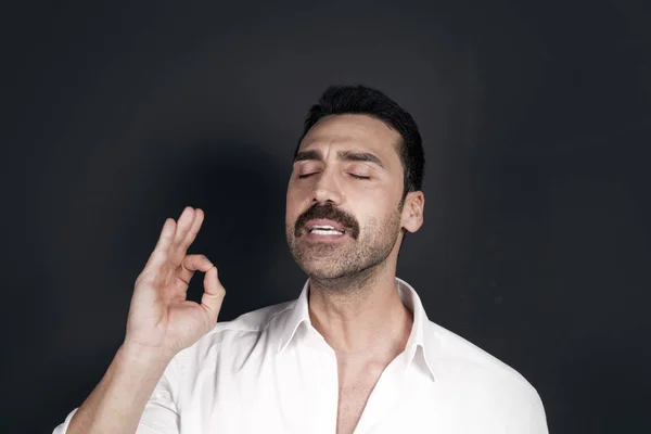 Joven hombre guapo con barba y bigote estudio retrato — Foto de Stock