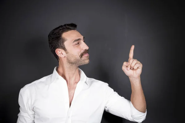 Jonge knappe man met baard en snor studio portret — Stockfoto