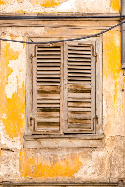 Vieilles volets de fenêtre en bois — Photo