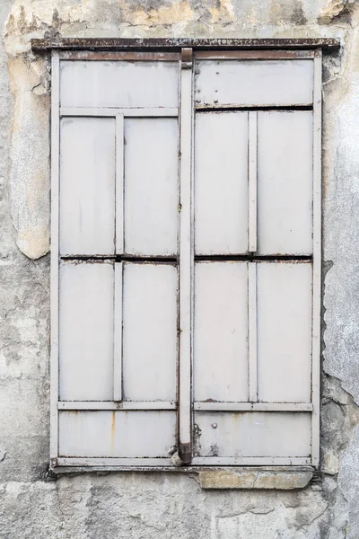 Закриті промислові металеві вікна — стокове фото