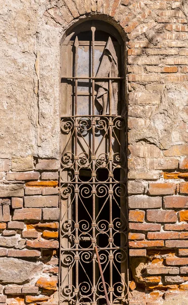 Старе вертикальне вікно на текстурі стіни з червоної цегли — стокове фото