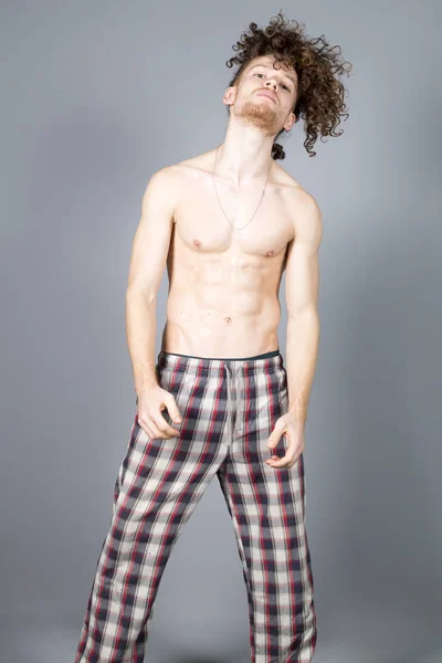 Joven jengibre atlético en pijama hombre estudio retrato — Foto de Stock