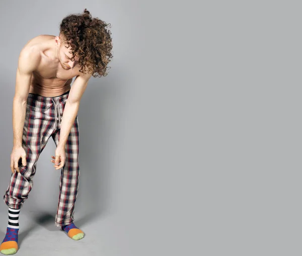 Jovem atlético gengibre no pijama homem estúdio retrato — Fotografia de Stock