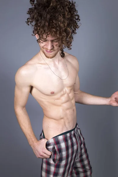 Joven jengibre atlético en pijama hombre estudio retrato — Foto de Stock