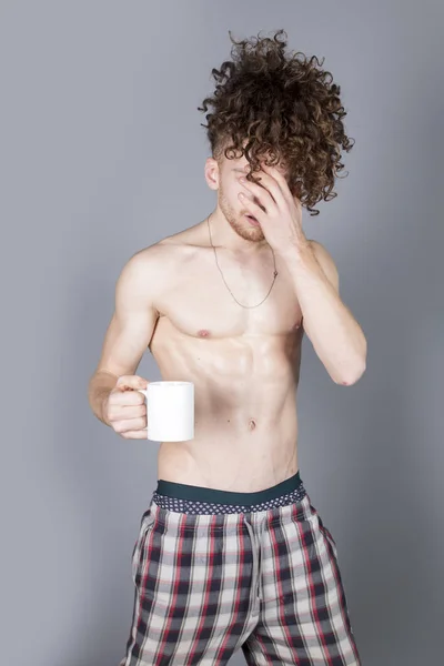 Jovem Atraente Com Cabelo Encaracolado Gengibre Longo Posando Com Corpo — Fotografia de Stock