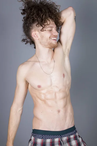 Atrakcyjne Młody Człowiek Długo Imbir Kręcone Włosy Atletyczna Budowa Ciała — Zdjęcie stockowe