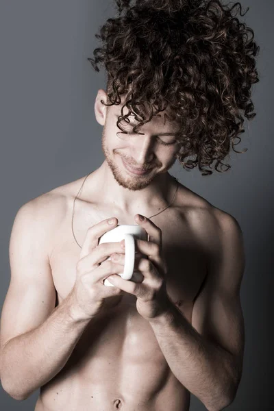 Attraktiver Junger Mann Mit Langen Lockigen Haaren Bei Einer Tasse — Stockfoto