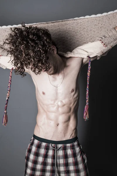 Jovem Atraente Com Cabelo Encaracolado Longo Gengibre Posando Com Corpo — Fotografia de Stock