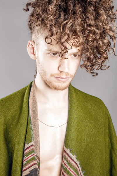 Joven atlético jengibre en pancho estudio retrato — Foto de Stock