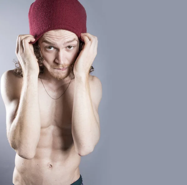 Jonge gember topless man studio portret — Stockfoto