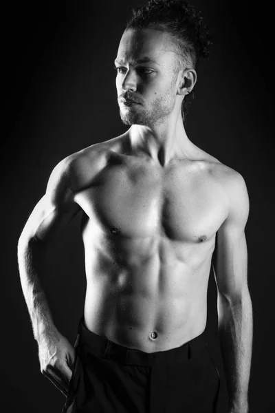 Jovem gengibre topless homem estúdio retrato — Fotografia de Stock