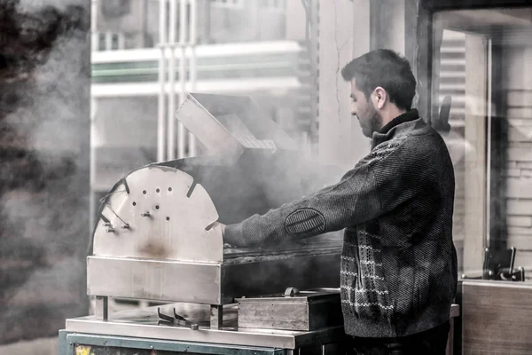 Kimliği belirsiz Türk adam ızgarayı kebap pişirmek için hazırlıyor — Stok fotoğraf