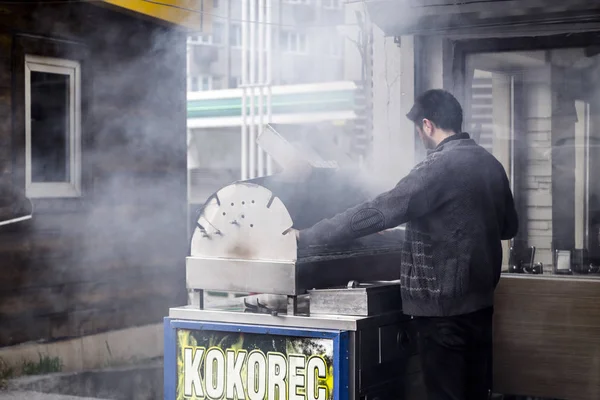 Niezidentyfikowany Turek przygotowuje grilla do gotowania kebabów — Zdjęcie stockowe