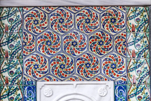 Iznik patrón de azulejos con adornos florales — Foto de Stock