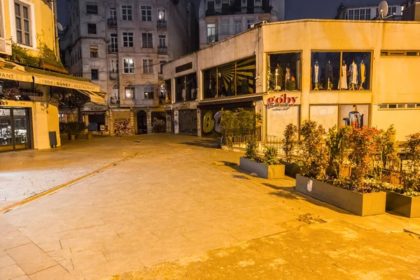 土耳其伊斯坦布尔 2020年4月3日 在被科维德19封锁的加拉塔区的一个安静的夜晚 人们呆在家里等待新奇的验尸报告 — 图库照片