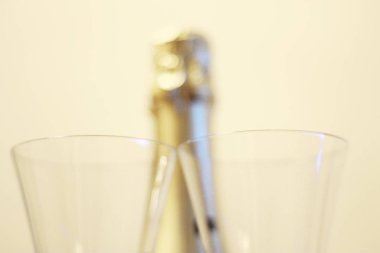 Bir şişe şampanya ve bir çift bardak 