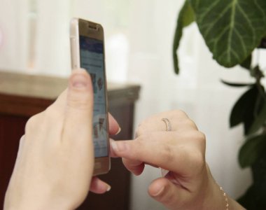 Kadın eli smartphone tutun ve dokunmatik bir ekran