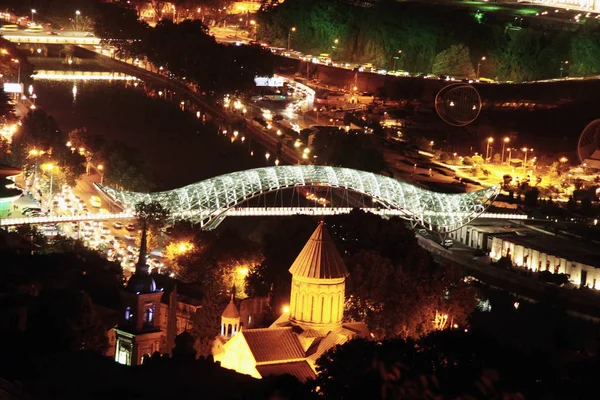Bridge of Peace över floden Kura. Tbilisi, Georgien — Stockfoto