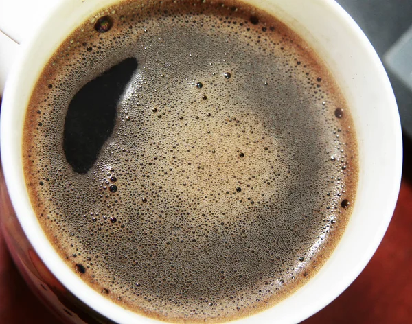 Uma xícara branca do café preto — Fotografia de Stock