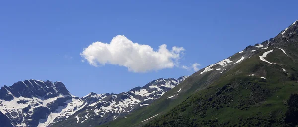 Verão nas montanhas do Cáucaso. A paisagem da montanha Dombai — Fotografia de Stock