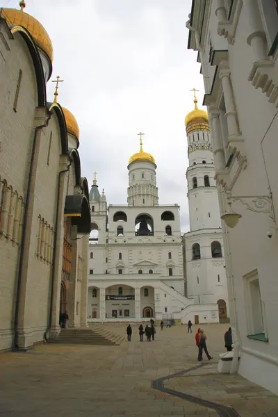 Fortaleza del Kremlin de Moscú y Catedral del Kremlin dentro de un t otoño — Foto de Stock