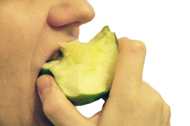 kadın üzerinde beyaz izole bir yeşil elma ısırdı