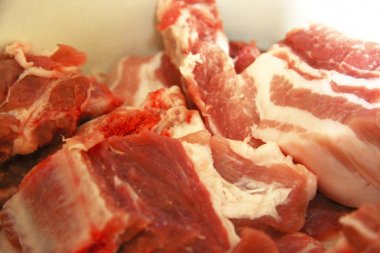 taze domuz kesim ahşap masa